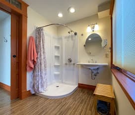 Robin's Nest Bath
